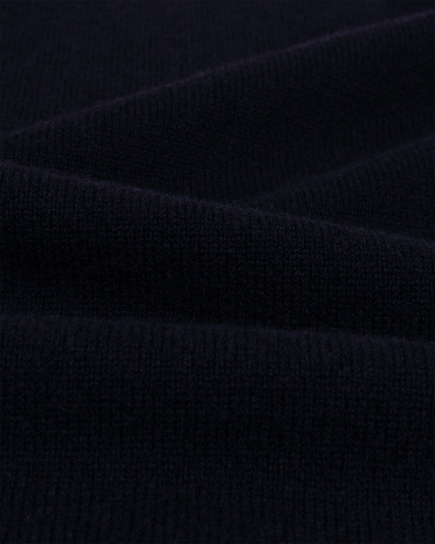 A close up of 2-ply Geelong lambswool in navy