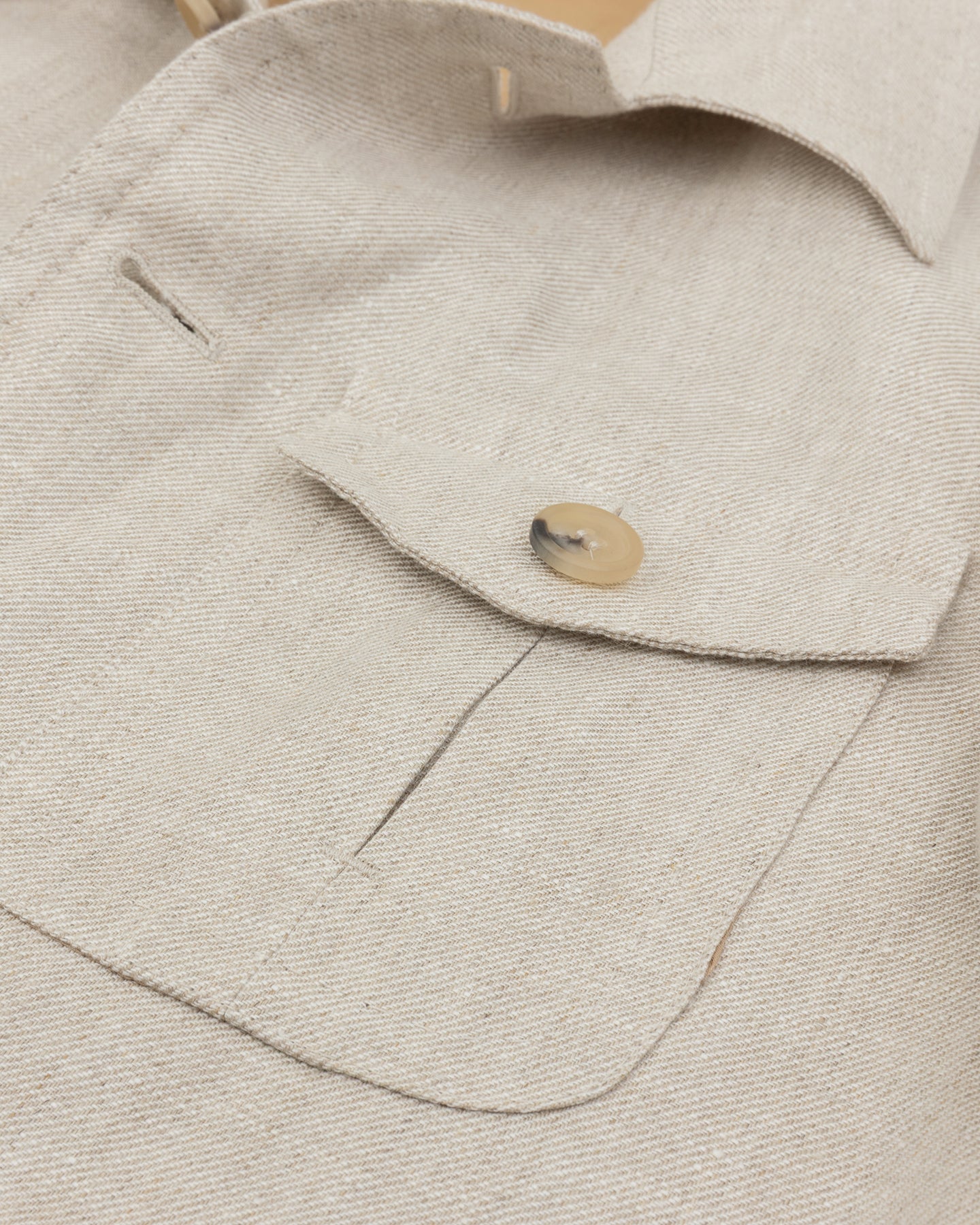 Oatmeal jacket with chest pocket and horn butons