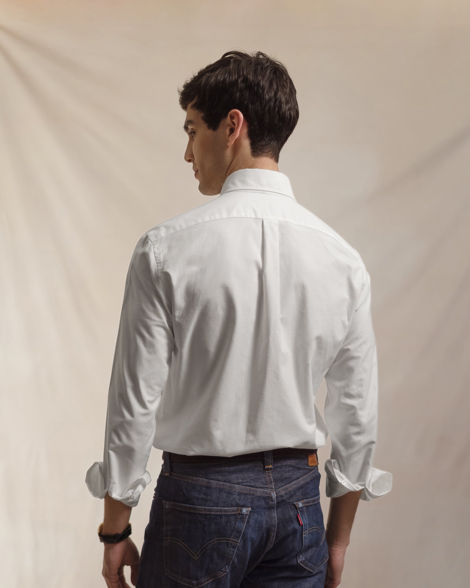 Man wearing a white OCBD shirt with boxpleat