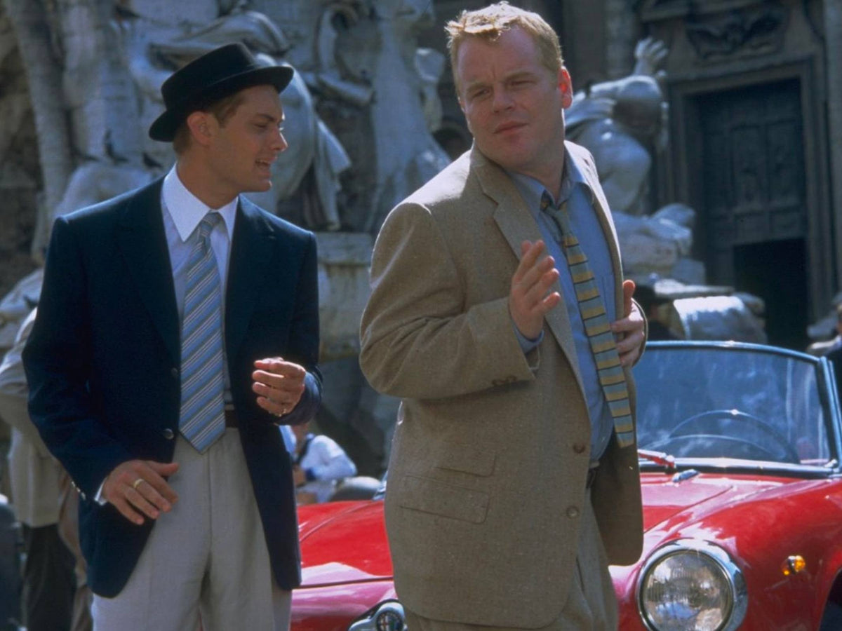 Jude Law as Dickie Greenleaf and Philip Seymour Hoffman as Freddie Miles in The Talented Mr Ripley