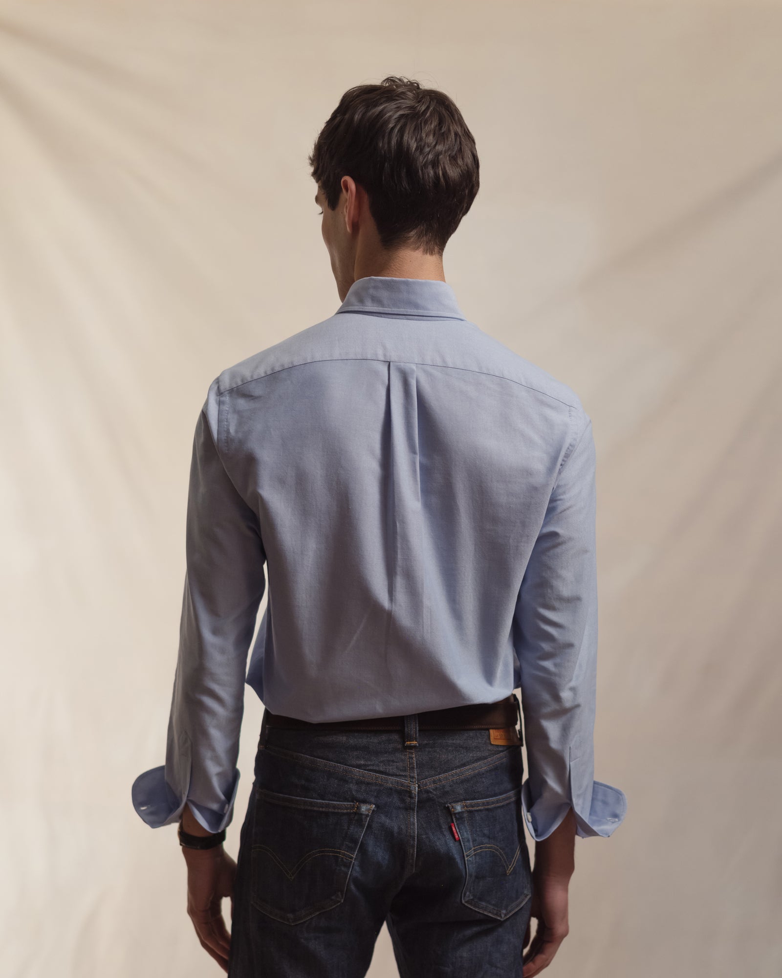 Man wearing a light blue OCBD with boxpleat