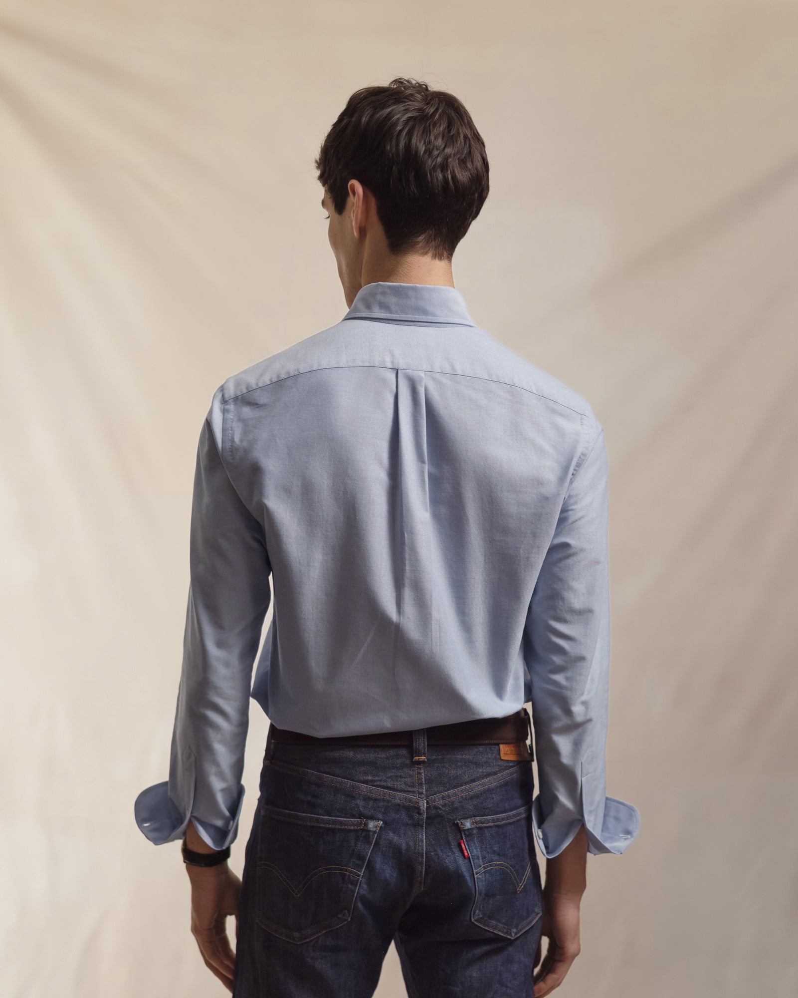 Man wearing a light blue OCBD with boxpleat