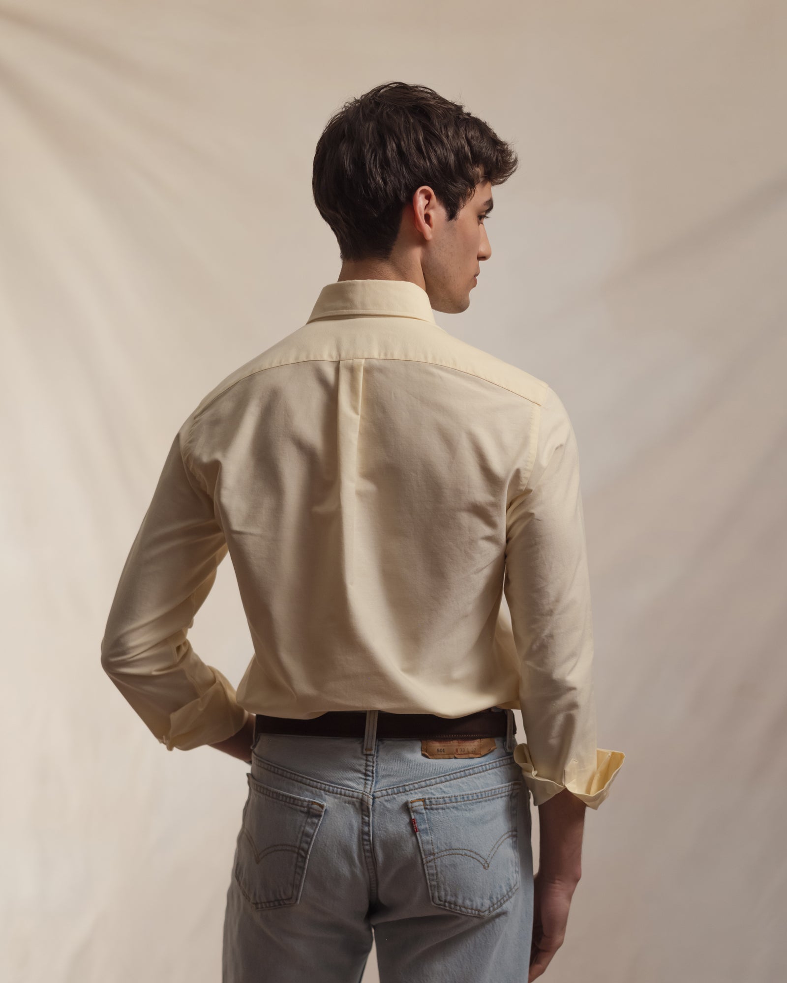 Man wearing a yellow OCBD with boxpleat