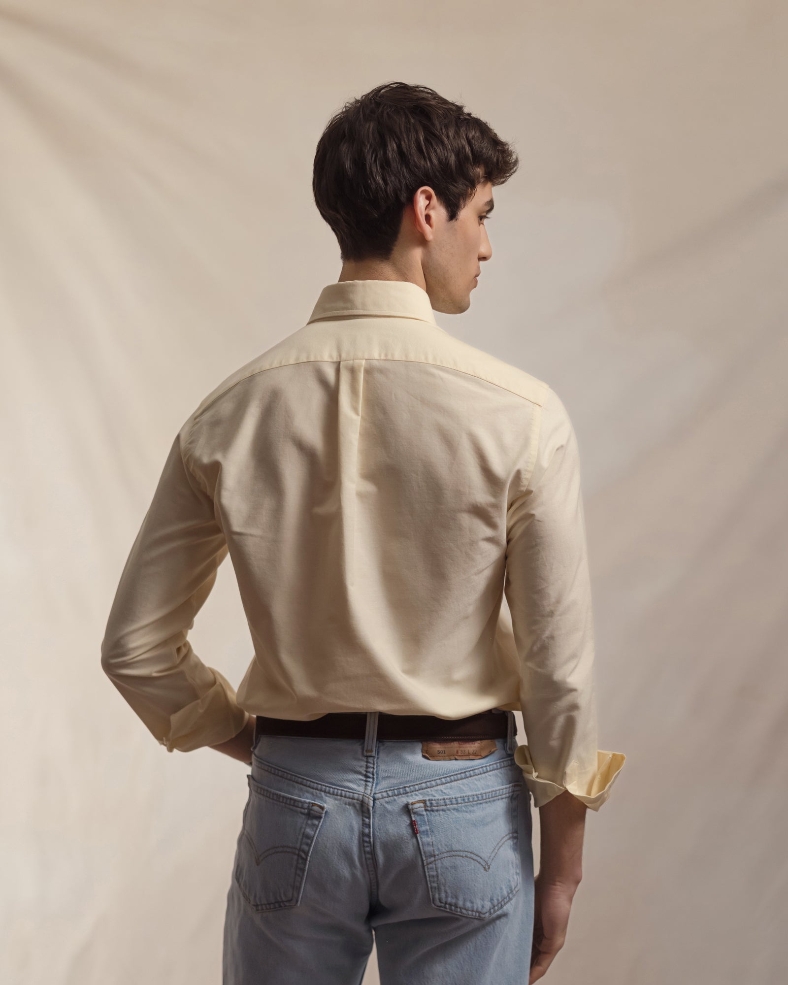 Man wearing a yellow OCBD with boxpleat