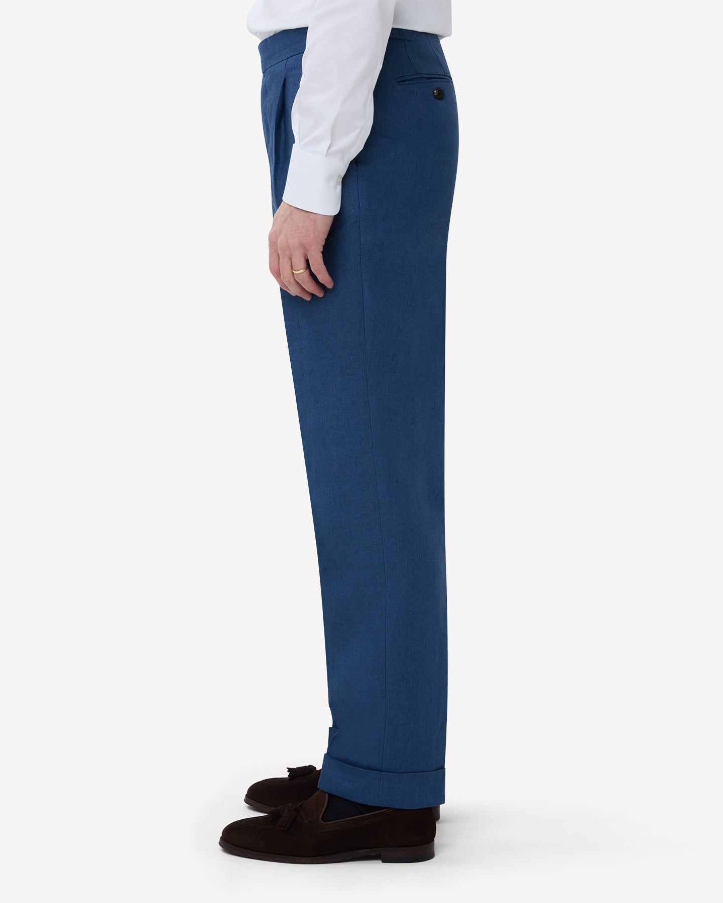 The side of blueberry linen trousers with single pleats and side adjusters